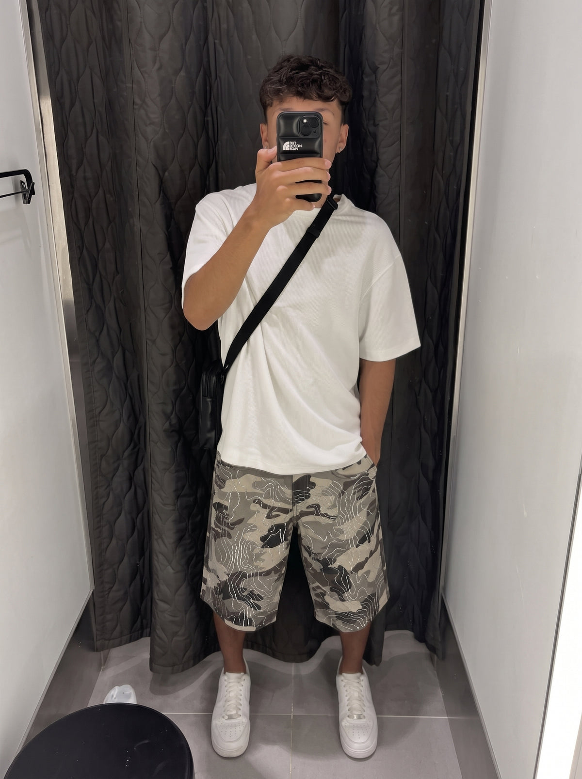R-03 Bermuda Baggy Strass Camo Marrón